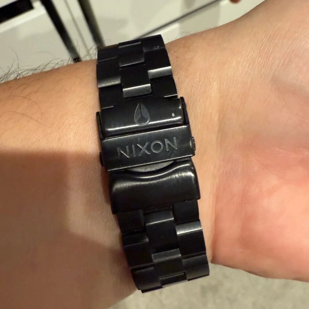 Nixon hi-lo tide Black titanium with Light Blue reflective Dial - Picture 5 of 8